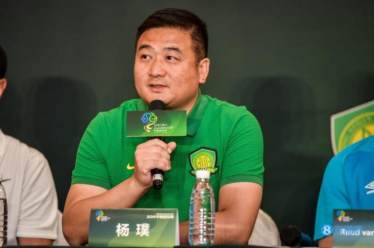 第52分钟，阿森纳后场出现失误，黄喜灿单刀被拉亚化解。